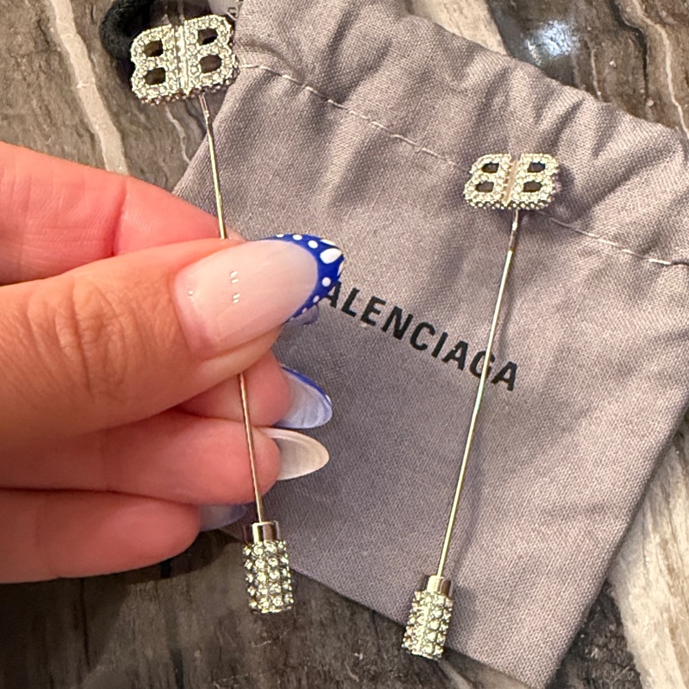 BALENCIAGA
Pin BB Crystal-Embellished Earrings like NEW - Picture 5 of 17